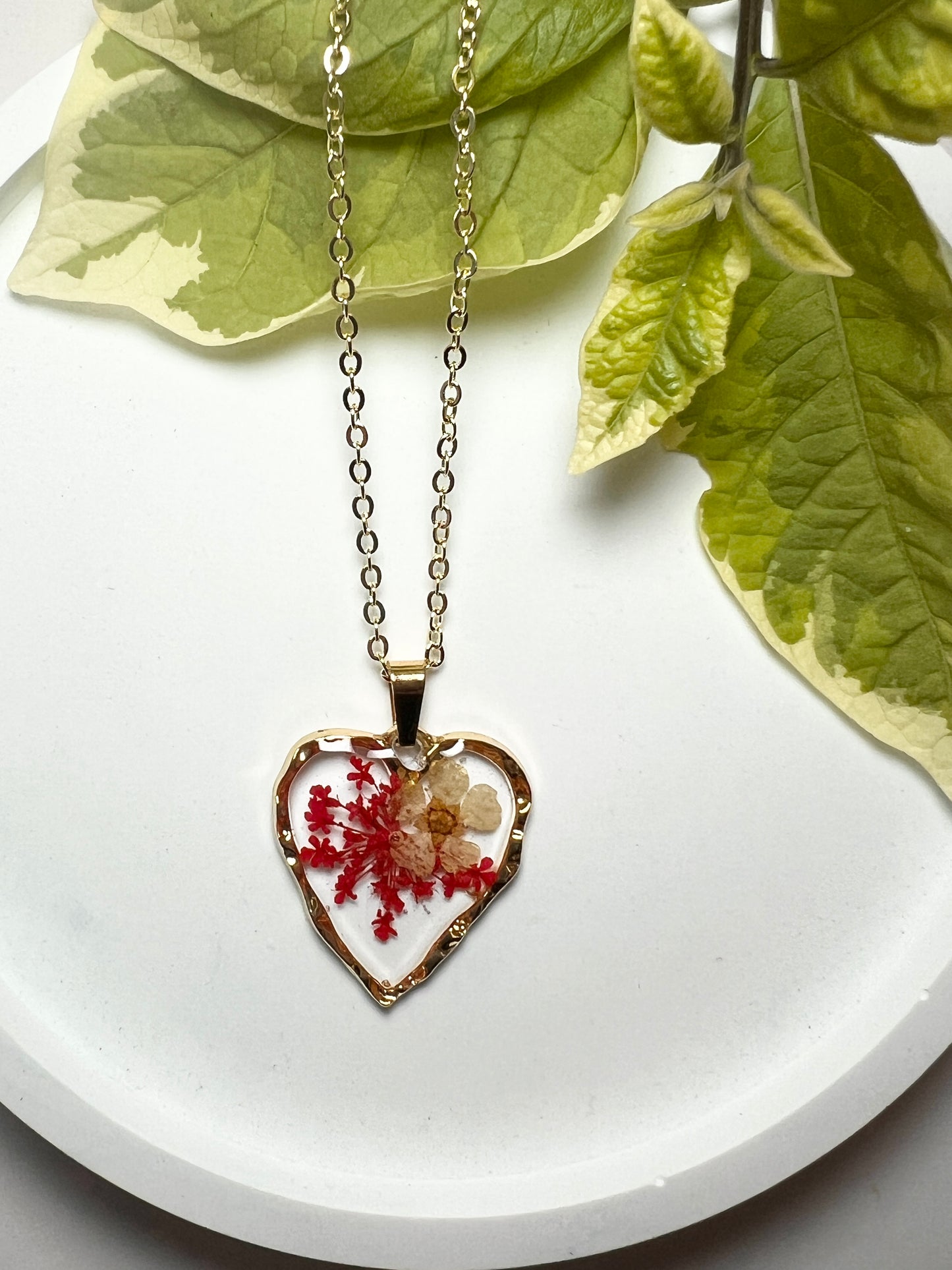Red Lace Fynbos and white tiny flower Round Resin Jewellery