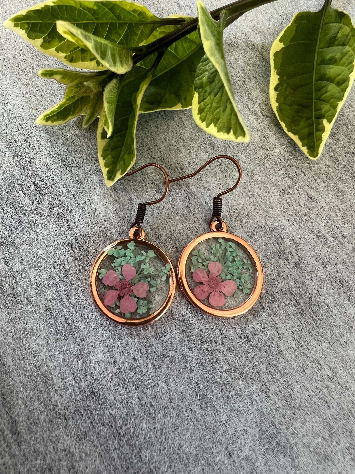 Green Fynbos Blast and pink flower Round Resin Jewellery