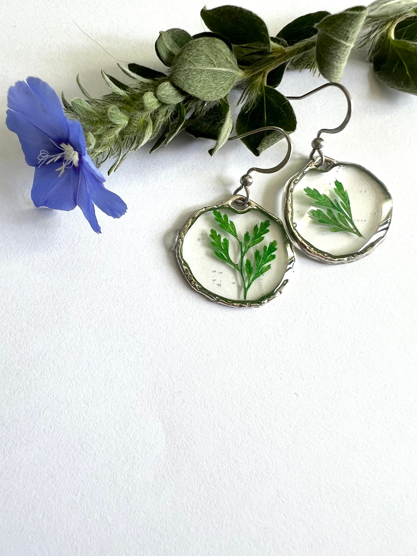 Petite Ral Leaf in silver Round Frame Resin Jewelry