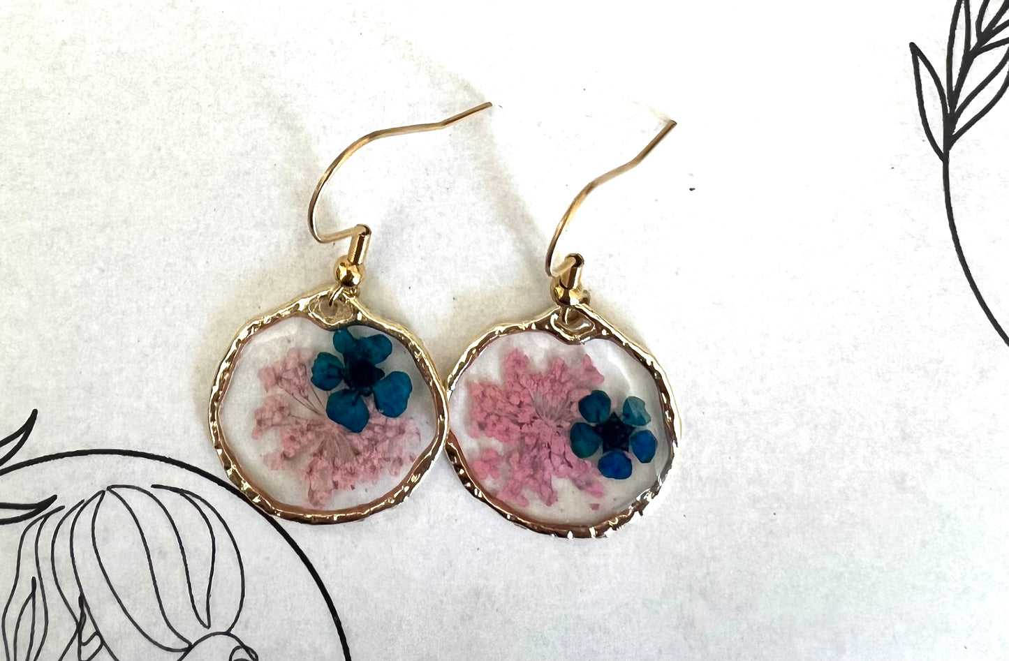 Pink Fynbos Blast and blue flower Round Resin Jewellery
