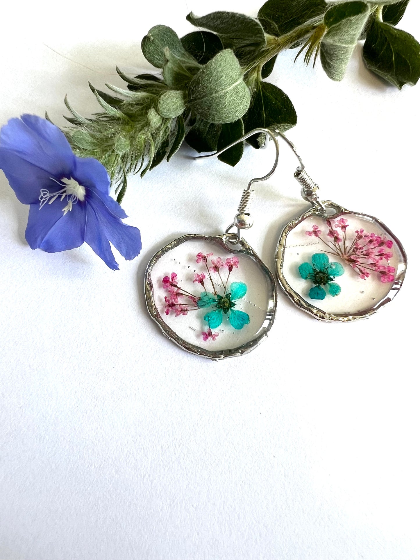 Pink Fynbos Blast and blue flower Round Resin Jewellery