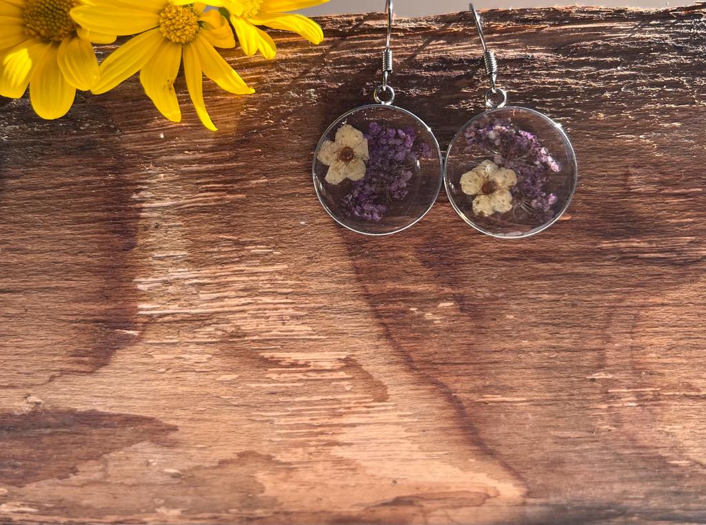 Fynbos blast and white tiny flower Round Resin Jewellery