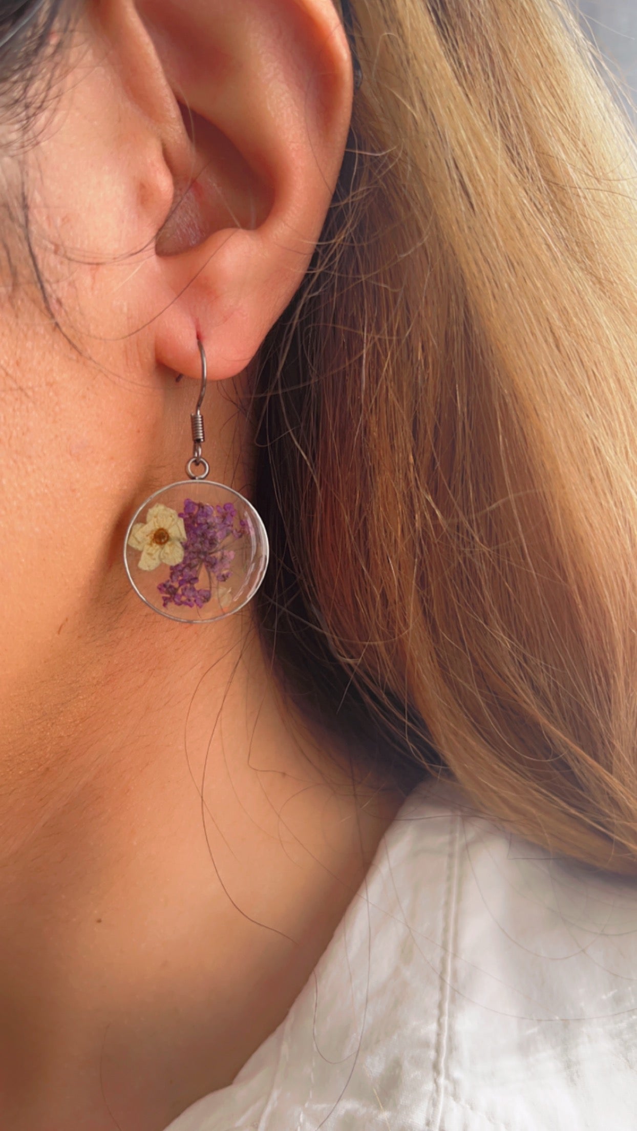 Fynbos blast and white tiny flower Round Resin Jewellery