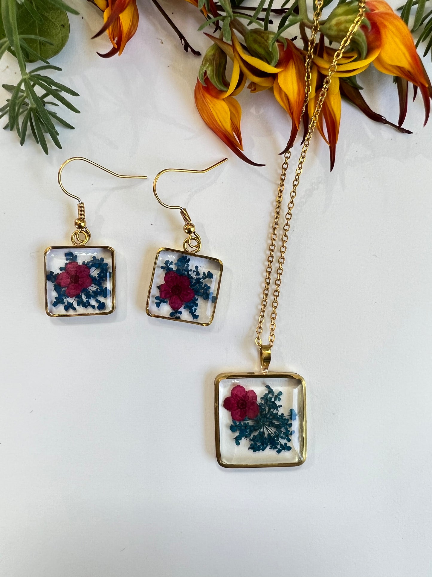 Dark blue fynbos blast and pink Fynbos blast resin square shape with natural flowers
