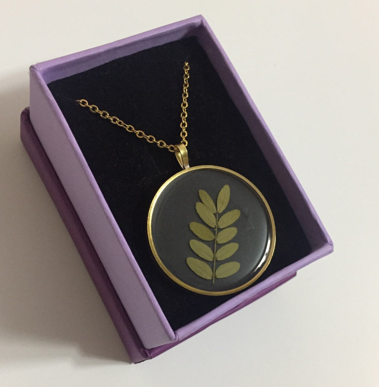 Petite Leaf Resin Pieces in Golden Round Frame