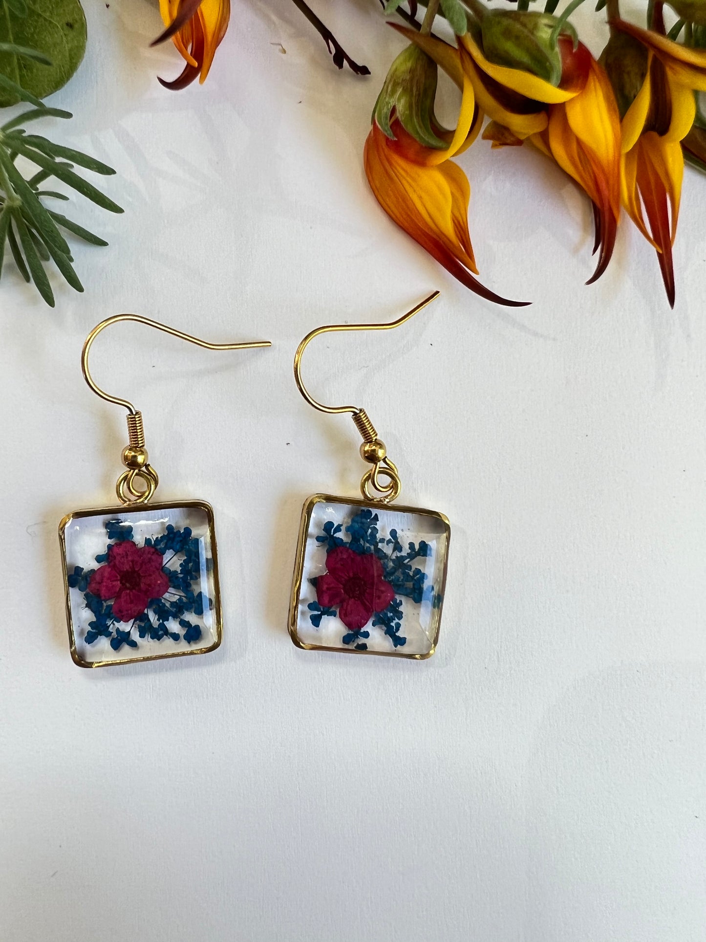 Dark blue fynbos blast and pink Fynbos blast resin square shape with natural flowers