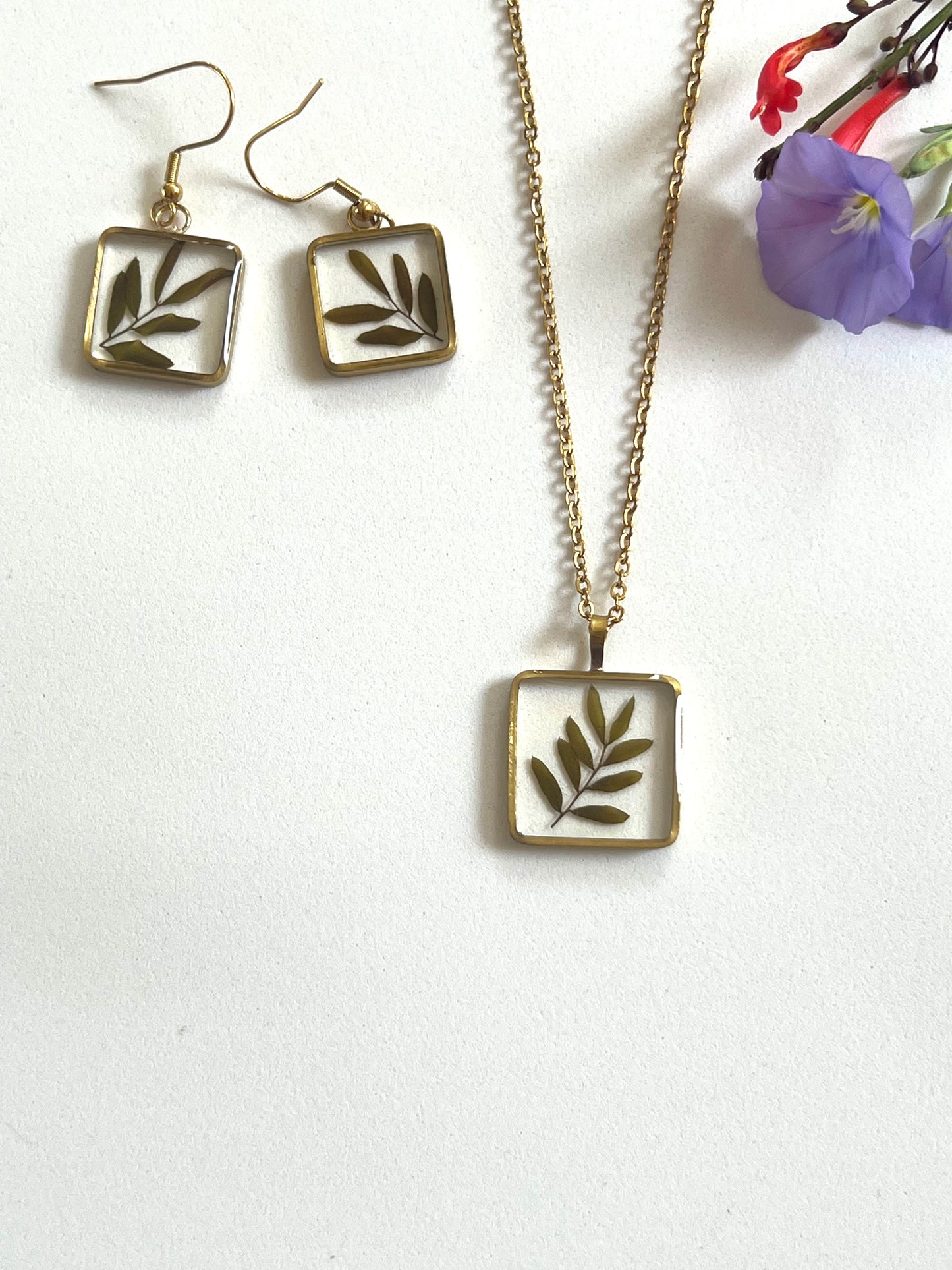 Petite Leaf Resin Pieces in Square Frame