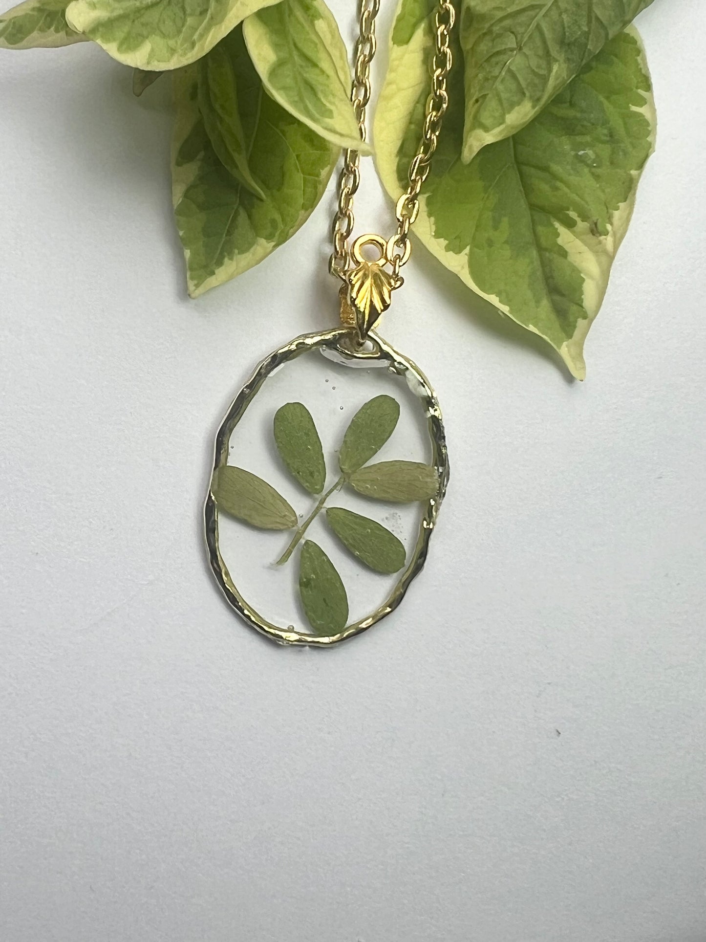 Petite Leaf Resin Pieces in Golden Round Frame