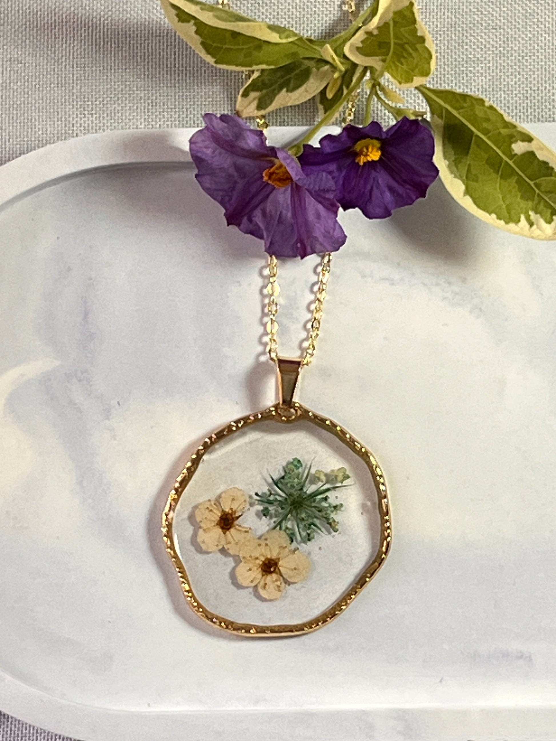 Green Lace Fynbos and white flower Round Resin Jewellery - JewlOn