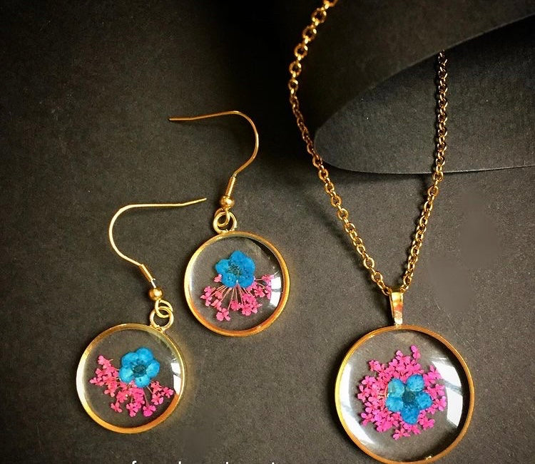 Pink Fynbos Blast and blue flower Round Resin Jewellery