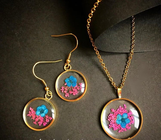 Pink Fynbos Blast and blue flower Round Resin Jewellery