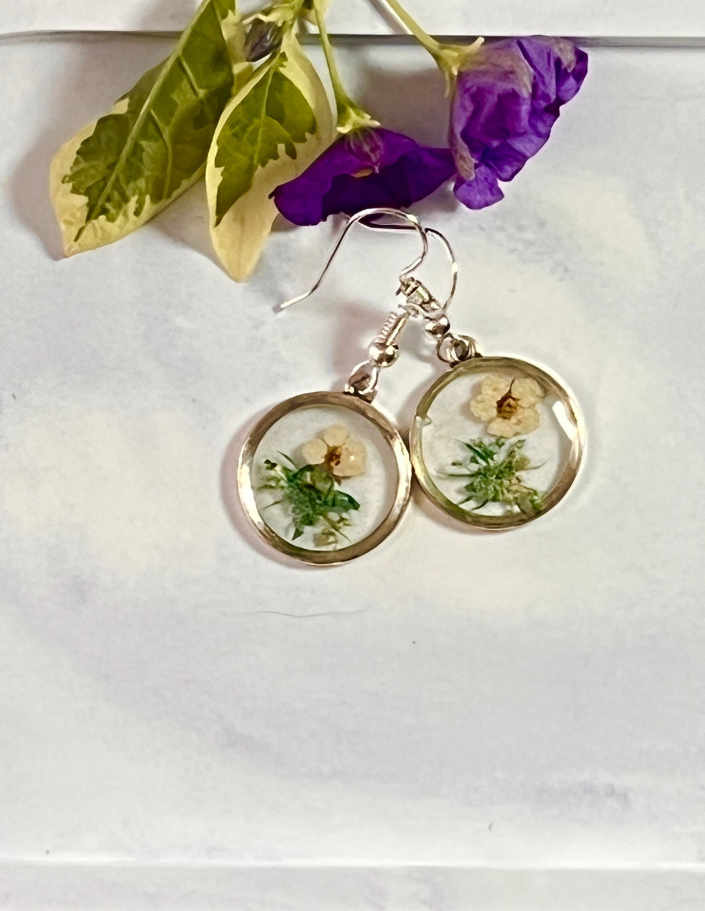 Green Lace Fynbos and white flower Round Resin Jewellery - JewlOn