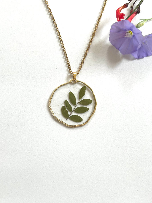 Petite Leaf Resin Pieces in Golden Round Frame