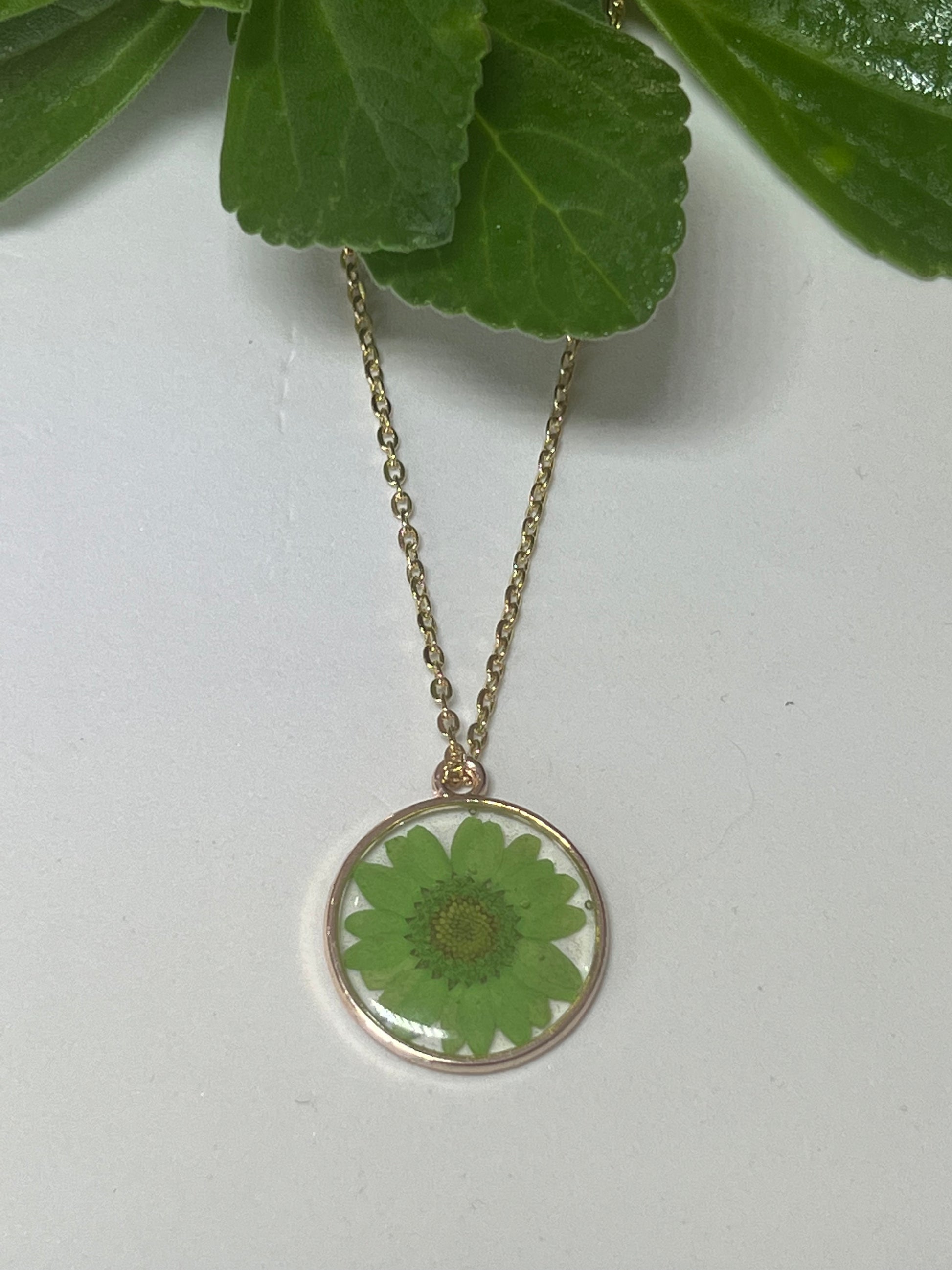 green real daisy round necklace