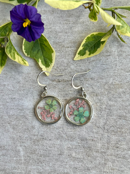 Soft pink Fynbos Blast and green flower Round Resin Jewellery
