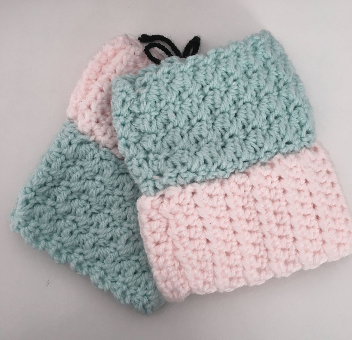 Hand knitted beanie with pony tale hole and boot cuffs - JewlOn