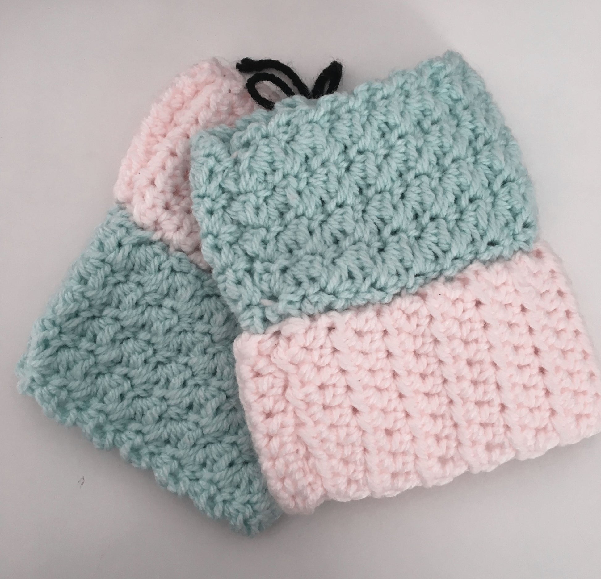 Hand knitted beanie with pony tale hole and boot cuffs - JewlOn