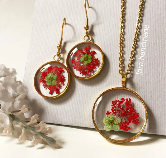Red Fynbos Blast and green flower Round Resin Jewellery