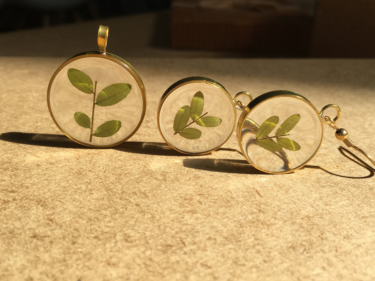 Petite Leaf Resin Pieces in Golden Round Frame