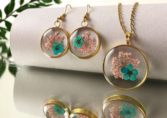 Soft pink Fynbos Blast and blue flower Round Resin Jewellery