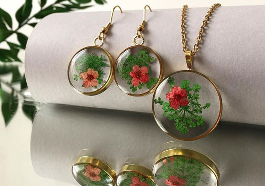 Green Fynbos Blast and pink flower Round Resin Jewellery