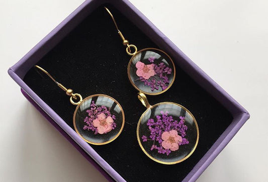 Purple Fynbos Blast and tiny pink flower Round Resin Jewellery